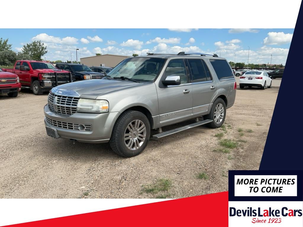 2008 Lincoln Navigator Base in Vapor Silver Clearcoat Metallic — front three-quarter view